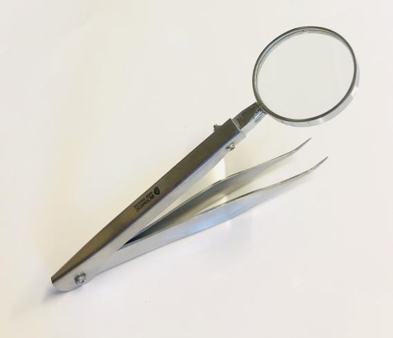 Wimpernpinzette leicht gebogen dünn mit Lupe