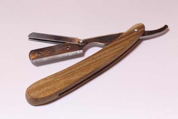 Rasiermesser mit Holzgriff
