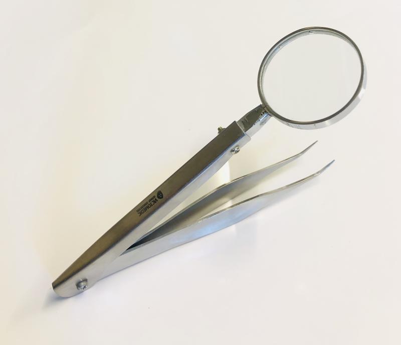 Wimpernpinzette leicht gebogen dünn mit Lupe